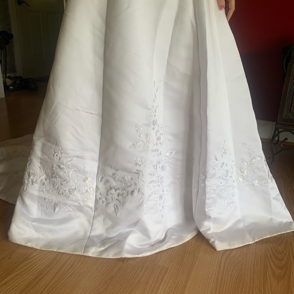 Beautiful Strapless Wedding Gown - Picture 4 of 10